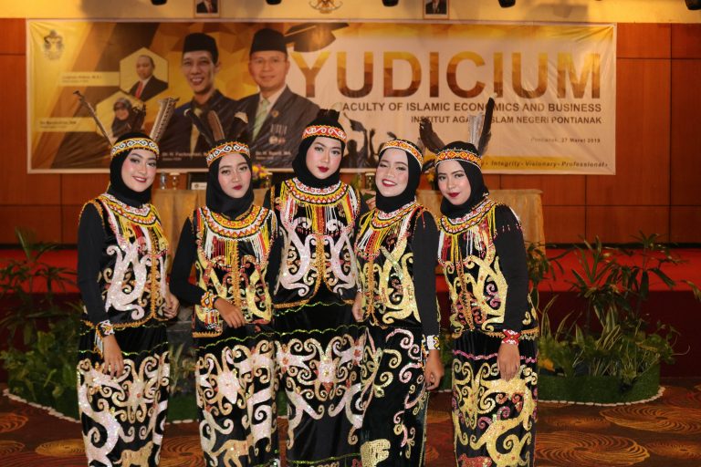 Kostum Penari Dayak Kreasi oleh Mahasiswa IAIN Pontianak Tahun 2019 Pada Acara Yudisium 13 April 2019