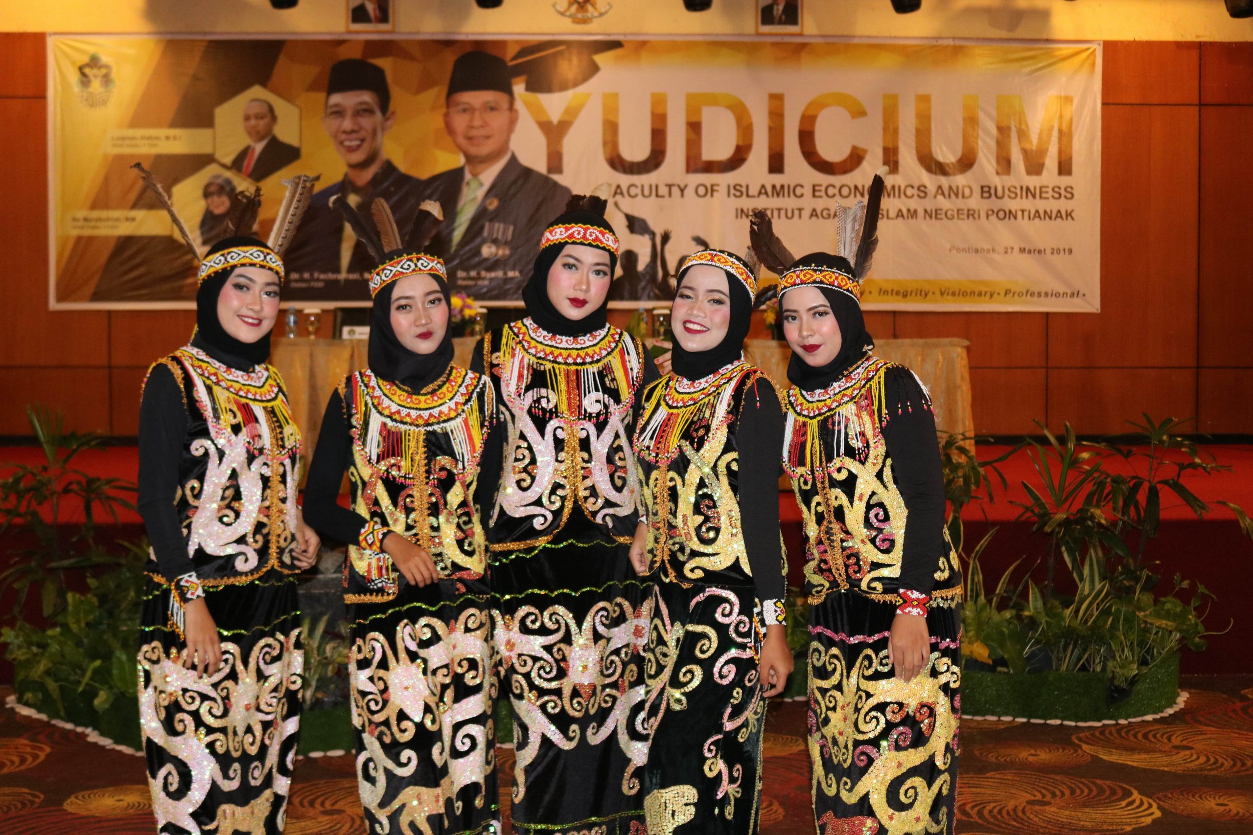 foto penari kreasi mahasiswa iain pontianak tahun2019