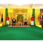 Raja Kusumanegara Sekadau Pangeran Agung Sri Negara II Gusti Muhammad Effendi duduk di singgasana bersama permaisuri