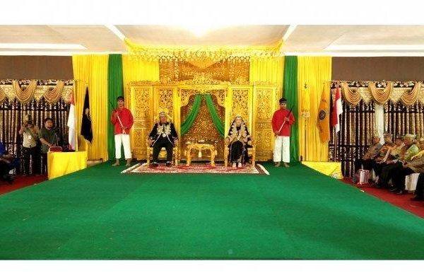 Raja Kusumanegara Sekadau Pangeran Agung Sri Negara II Gusti Muhammad Effendi duduk di singgasana bersama permaisuri
