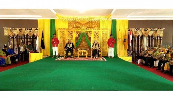 Raja Kusumanegara Sekadau Pangeran Agung Sri Negara II Gusti Muhammad Effendi duduk di singgasana bersama permaisuri