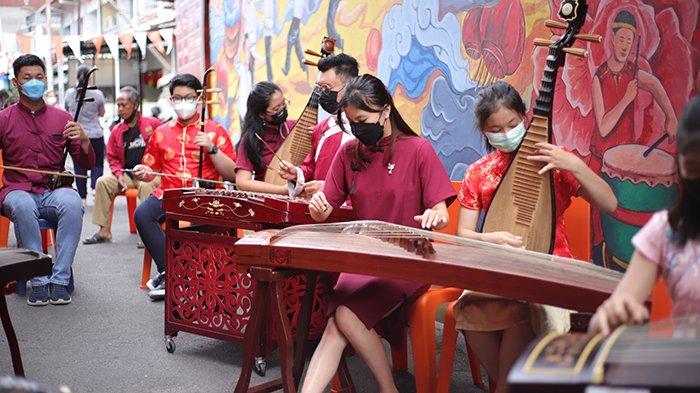 pertunjukan seni warga tionghoa di Pontianak saat imlek