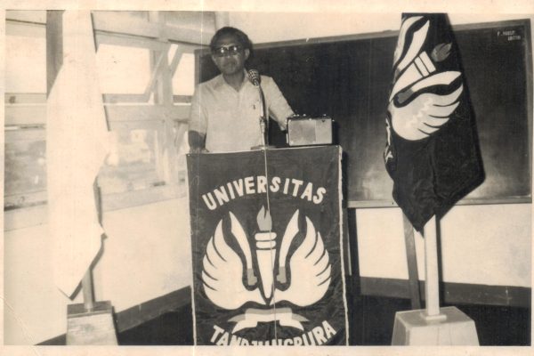 Arsip Foto Kuliah Kerja Nyata Mahasiswa Universitas Tanjungpura di Kabupaten Ketapang Tahun 1977